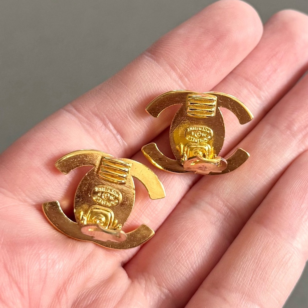 CHANEL Classic Vintage 1995 Crystal CC Turnlock Earrings - Picture 5 of 6